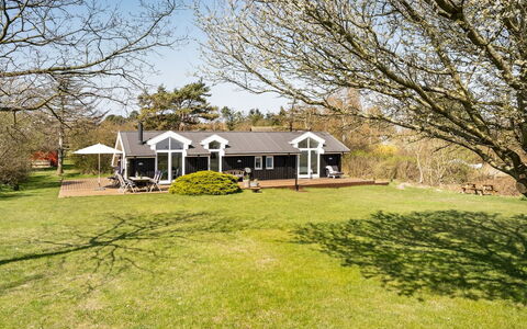 Trajko - 100M from the Sea: Wohngebiet, Dach, Vorort, Auffahrt, Estate, Kamin