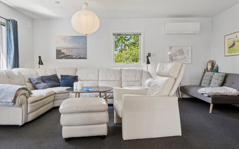 Ømund - 600M to the Fjord: Möbel, Couch, Interior Design, Flooring, Fussboden, Wohnzimmer, Zuhause, Zimmer, Beleuchtung, Wohnung