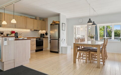 Ømund - 600M to the Fjord: Flooring, Möbel, Fussboden, Interior Design, Holz, Decke, Holzboden, Küche, Zimmer, Laminatboden