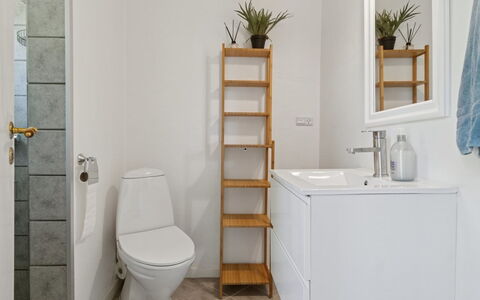 Ømund - 600M to the Fjord: Flooring, Fussboden, Interior Design, Toilette, Armatur, Toilleten Sitz, Zimmer, Badezimmer, Installation, Fliese