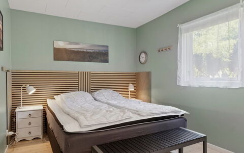 Ømund - 600M to the Fjord: Möbel, Bett, Interior Design, Schlafzimmer, Holz, Fussboden, Flooring, Bedding, Decke, Linens