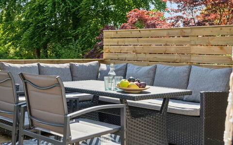 Ømund - 600M to the Fjord: Gartenmöbel, Tisch Im Freien, Garten, Wicker, Blumentopf, Terrasse, Zimmerpflanze, Hinterhof