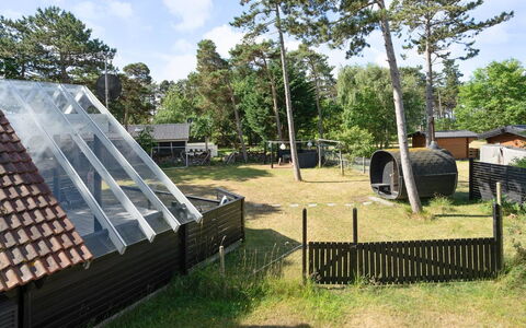 Sahra - 200M from the Sea: Dach, Haus, Zuhause, Hütte, Abstellgleis, Estate, Auffahrt, Gartenbauten, Garten, Schuppen