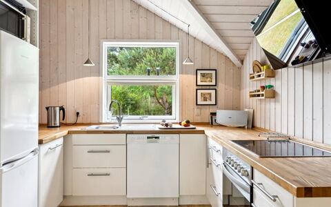 Merina - 700M from the Sea: Küche, Küchengerät, Countertop, Major Appliance, Flooring, Holz, Interior Design, Cabinetry, Decke, Haushaltsgerät