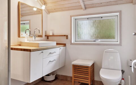 Merina - 700M from the Sea: Badezimmer, Bad Sink, Armatur, Flooring, Interior Design, Sinken, Fussboden, Holz, Zapfhahn, Badezimmerschrank