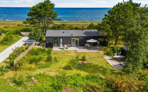 Gjorgje - 100M from the Sea: Dach, Haus, Zuhause, Hütte, Abstellgleis, Estate, Auffahrt, Gartenbauten, Garten, Schuppen