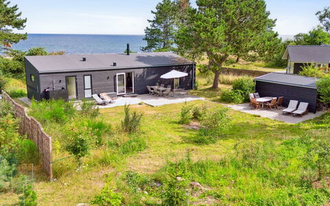Gjorgje - 100M from the Sea: Dach, Haus, Zuhause, Hütte, Abstellgleis, Estate, Auffahrt, Gartenbauten, Garten, Schuppen