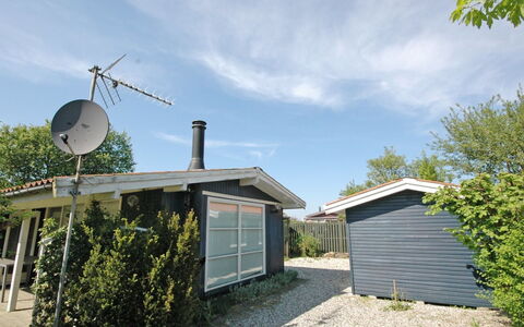 Yari - 250M from the Sea: Dach, Zuhause, Tür, Hütte, Schatten, Abstellgleis, Garten, Estate, Hinterhof