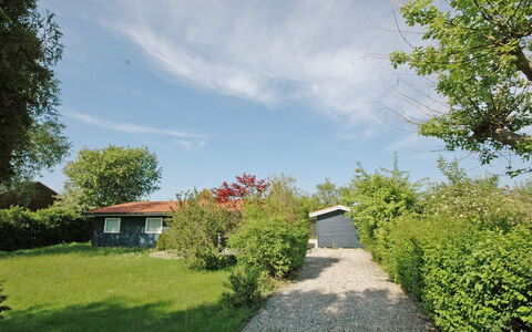 Yari - 250M from the Sea: Dach, Zuhause, Tür, Hütte, Schatten, Abstellgleis, Garten, Estate, Hinterhof