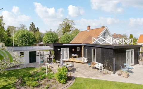 Eeli - 150M from the Sea: Dach, Haus, Zuhause, Wohngebiet, Hütte, Estate, Bauernhaus, Garten, Vorort, Abstellgleis