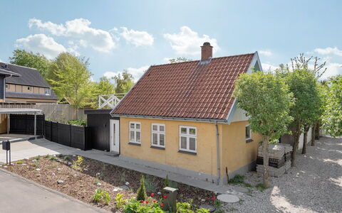 Eeli - 150M from the Sea: Gebäude, Haus, Dach, Wohngebiet, Zuhause, Hütte, Nachbarschaft, Menschliche Siedlung, Abstellgleis, Vorort