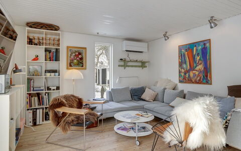 Eeli - 150M from the Sea: Möbel, Interior Design, Couch, Flooring, Wand, Wohnzimmer, Holz, Fussboden, Decke, Zuhause