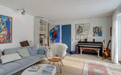 Eeli - 150M from the Sea: Möbel, Interior Design, Flooring, Wand, Fussboden, Holz, Decke, Wohnzimmer, Holzboden, Couch