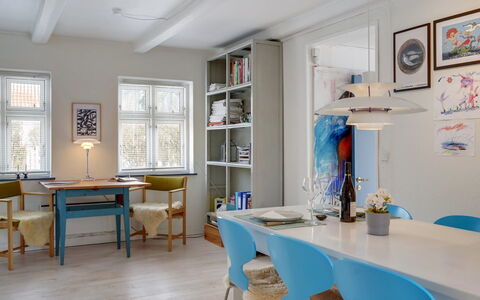 Eeli - 150M from the Sea: Möbel, Interior Design, Flooring, Stuhl, Fussboden, Wand, Tabelle, Holz, Decke, Esszimmer