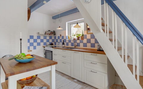 Eeli - 150M from the Sea: Flooring, Möbel, Interior Design, Holz, Fussboden, Decke, Cabinetry, Countertop, Küche, Zuhause