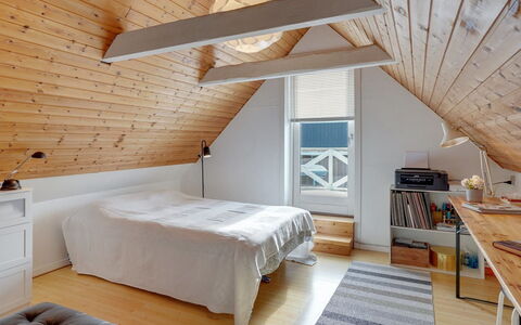Eeli - 150M from the Sea: Interior Design, Flooring, Schlafzimmer, Möbel, Holz, Fussboden, Decke, Bett, Dachboden, Holzboden