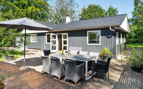 Tannie - 300M from the Sea: Wohngebiet, Dach, Vorort, Auffahrt, Estate, Kamin