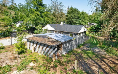 Tannie - 300M from the Sea: Wohngebiet, Dach, Vorort, Auffahrt, Estate, Kamin