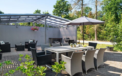 Tannie - 300M from the Sea: Wohngebiet, Dach, Vorort, Auffahrt, Estate, Kamin