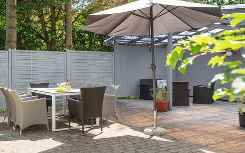 Tannie - 300M from the Sea: Wohngebiet, Dach, Vorort, Auffahrt, Estate, Kamin