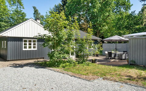 Tannie - 300M from the Sea: Wohngebiet, Dach, Vorort, Auffahrt, Estate, Kamin