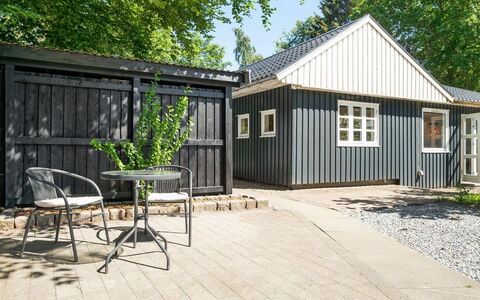 Tannie - 300M from the Sea: Wohngebiet, Dach, Vorort, Auffahrt, Estate, Kamin