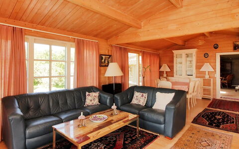 Enrik - 123M from the Sea: Holz, Interior Design, Couch, Möbel, Decke, Fussboden, Flooring, Wohnzimmer, Zuhause, Hütte
