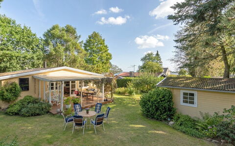 Haldis - 120M from the Sea: Wohngebiet, Dach, Vorort, Auffahrt, Estate, Kamin