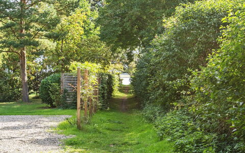 Haldis - 120M from the Sea: Wohngebiet, Dach, Vorort, Auffahrt, Estate, Kamin
