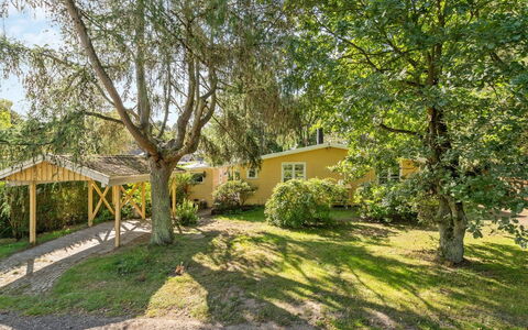 Haldis - 120M from the Sea: Wohngebiet, Dach, Vorort, Auffahrt, Estate, Kamin