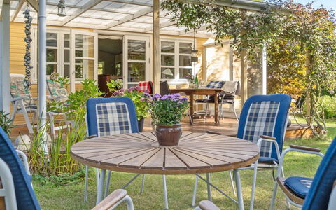 Haldis - 120M from the Sea: Wohngebiet, Dach, Vorort, Auffahrt, Estate, Kamin