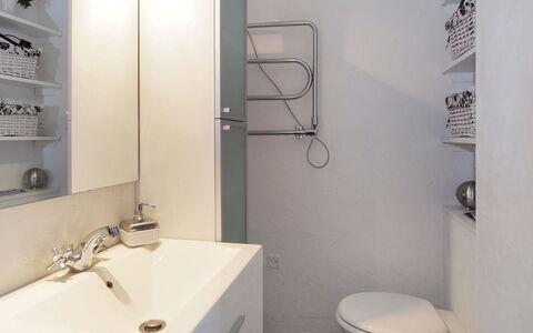 Enola - 900M from the Sea: Badezimmer, Bad Sink, Armatur, Wand, Interior Design, Flooring, Sinken, Fussboden, Zapfhahn, Badezimmerschrank