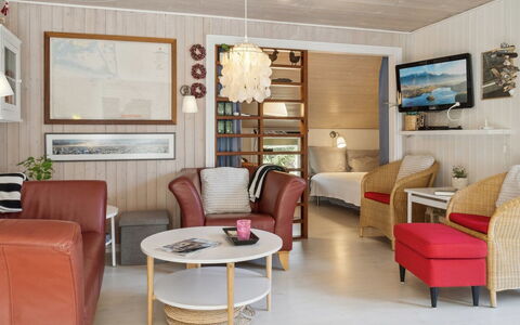 Arild - 10M from the Sea: Möbel, Interior Design, Flooring, Fussboden, Holz, Tabelle, Stuhl, Decke, Zimmer, Wohnzimmer