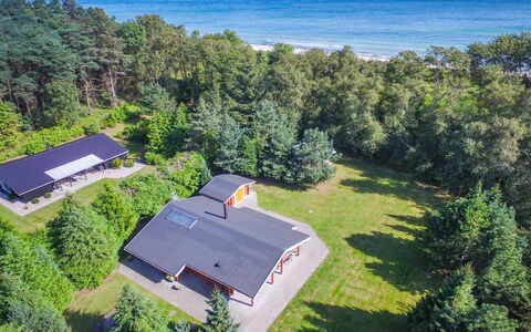 Gulborg - 25M from the Sea: Dach, Haus, Zuhause, Hütte, Abstellgleis, Estate, Auffahrt, Gartenbauten, Garten, Schuppen