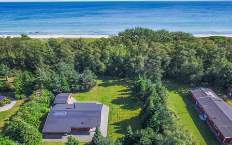 Gulborg - 25M from the Sea: Dach, Haus, Zuhause, Hütte, Abstellgleis, Estate, Auffahrt, Gartenbauten, Garten, Schuppen