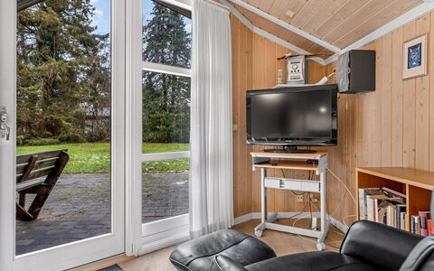 Uta - 300M from the Sea: Holz, Interior Design, Decke, Flooring, Möbel, Fussboden, Zuhause, Zimmer, Tür, Wohnzimmer
