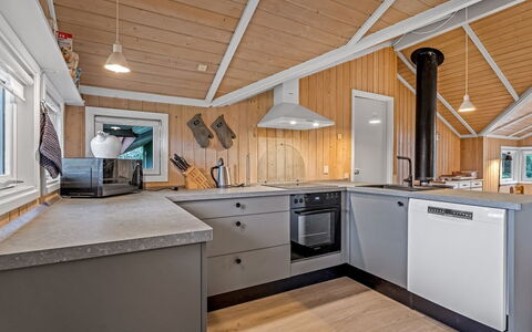 Uta - 300M from the Sea: Küche, Holz, Decke, Major Appliance, Countertop, Interior Design, Flooring, Küchengerät, Fussboden, Haushaltsgerät