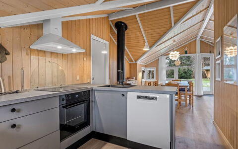 Uta - 300M from the Sea: Küche, Holz, Decke, Countertop, Interior Design, Flooring, Major Appliance, Light Fixture, Küchengerät, Fussboden