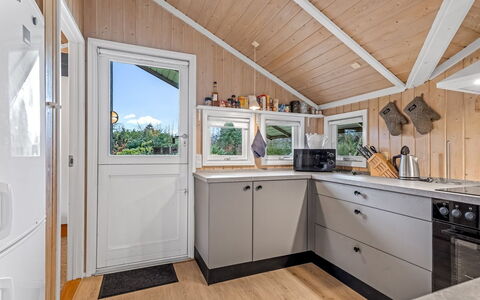 Uta - 300M from the Sea: Holz, Decke, Interior Design, Flooring, Zuhause, Fussboden, Küche, Cabinetry, Hartholz, Major Appliance
