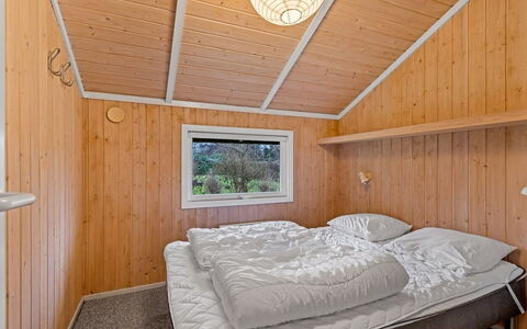 Uta - 300M from the Sea: Holz, Decke, Schlafzimmer, Interior Design, Zuhause, Fussboden, Bett, Zimmer, Hartholz, Holzbeize