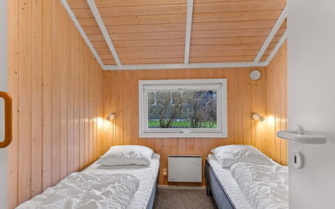 Uta - 300M from the Sea: Holz, Schlafzimmer, Decke, Interior Design, Fussboden, Flooring, Bett, Bedding, Holzbeize, Zimmer