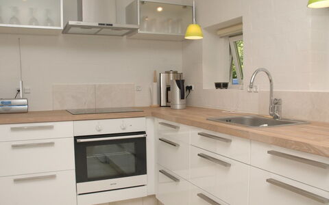 Fernande - 150M from the Sea: Flooring, Countertop, Küche, Holz, Cabinetry, Interior Design, Fussboden, Möbel, Sinken, Küchengerät