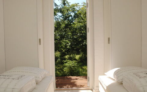 Fernande - 150M from the Sea: Holz, Fussboden, Schlafzimmer, Flooring, Interior Design, Bett, Möbel, Zimmer, Bedding, Bettdecke