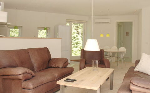Fernande - 150M from the Sea: Möbel, Interior Design, Flooring, Fussboden, Wand, Holz, Couch, Holzboden, Wohnzimmer, Zimmer
