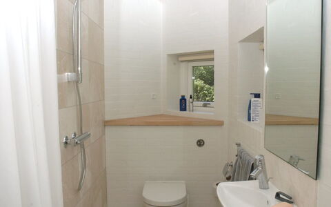 Fernande - 150M from the Sea: Badezimmer, Armatur, Wand, Interior Design, Toilette, Flooring, Fussboden, Bad Sink, Zapfhahn, Installation