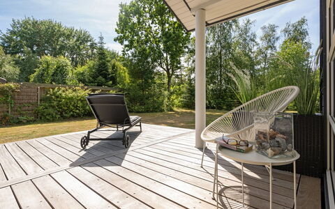 Jelke - 50M from the Sea: Wohnung, Schatten, Balkon, Stuhl, Zaun, Gartenmöbel, Aluminium, Kunstrasen