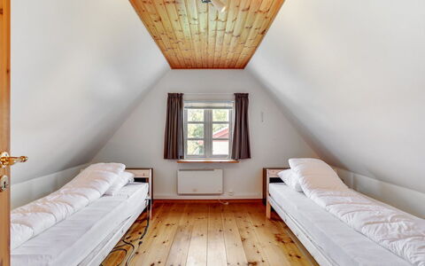Redlef - 9Km from the Sea: Holz, Flooring, Fussboden, Interior Design, Decke, Möbel, Holzboden, Schlafzimmer, Zimmer, Bett