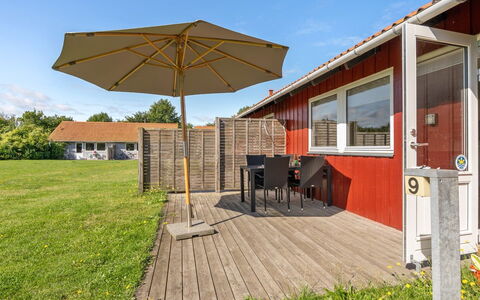 Esther - 700M from the Sea: Dach, Haus, Grundstueck, Zuhause, Hütte, Estate, Gartenbauten, Schatten, Blockhaus, Landscaping