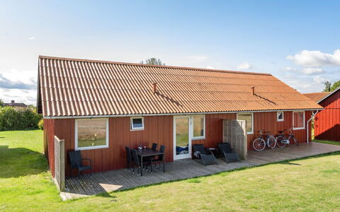 Esther - 700M from the Sea: Dach, Haus, Grundstueck, Zuhause, Hütte, Estate, Gartenbauten, Schatten, Blockhaus, Landscaping