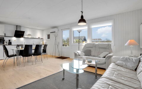 Esther - 700M from the Sea: Wohnung, Schatten, Balkon, Stuhl, Zaun, Gartenmöbel, Aluminium, Kunstrasen